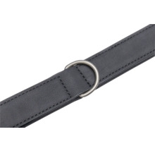 Schwarzer Gürtel mit silberfarbenem D-Ring