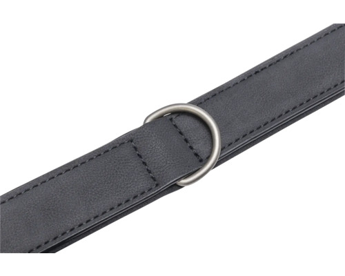 Schwarzer Gürtel mit silberfarbenem D-Ring