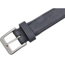 Schwarzer Gürtel mit Metallschnalle