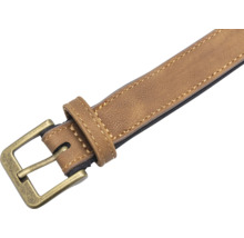 Detailansicht eines braunen Ledergürtels mit Metallschnalle