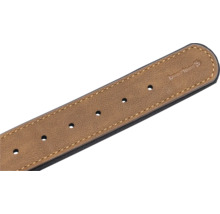 Nahaufnahme eines Ledergürtels mit Löchern und dem Logo der Firma baezieees