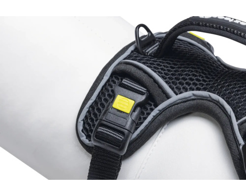 Detailansicht eines schwarzen Hundegeschirrs mit gelbem Verschluss