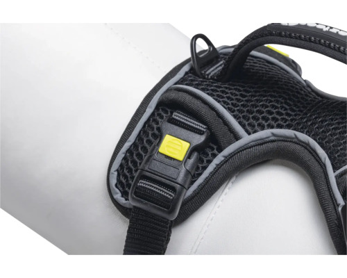 Detailansicht eines schwarzen Hundegeschirrs mit gelbem Verschluss