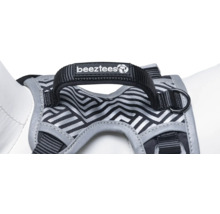 Beeztees Logo auf einem Hundegeschirr mit Griff und D-Ring