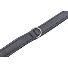 Schwarzer Gürtel mit Metallring