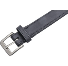 Schwarzer Ledergürtel mit Metallschnalle