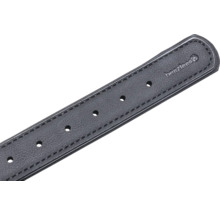 Detailansicht eines Tierhalsbands aus Leder mit Löchern und dem Beeztees Logo