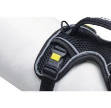 Detailansicht eines schwarzen Hundegeschirrs mit gelbem Verschluss