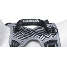 Beeztees Logo auf einem Hunde-Brustgeschirr mit Griff und geometrischem Muster