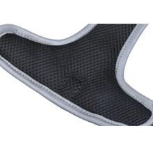 Detailaufnahme eines schwarzen Mesh-Gewebes mit grauer Einfassung