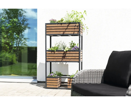 Hochbeet vertikal HECHT Cube Elements 40 x 80 x 150 cm braun-schwarz Hochbeetregal mit bepflanzten Holzkästen auf einer Terrasse