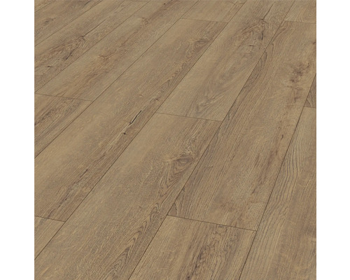 Verlegtes Laminat mit Holzoptik.