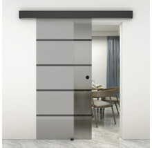 Schiebetür aus Glas mit horizontalen Streifen und Beschlägen vor einem Essbereich