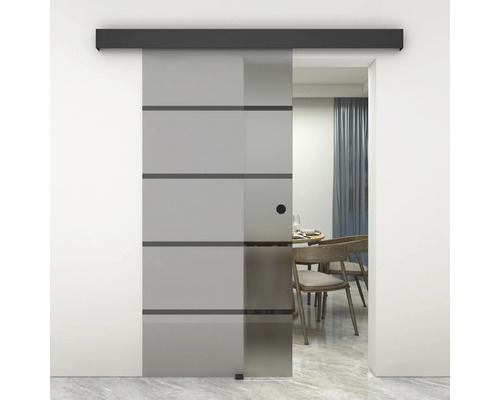 Schiebetür aus Glas mit horizontalen Streifen und Beschlägen vor einem Essbereich