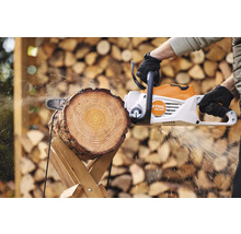 Eine Person sägt mit einer Stihl Akku-Motorsäge Holz.