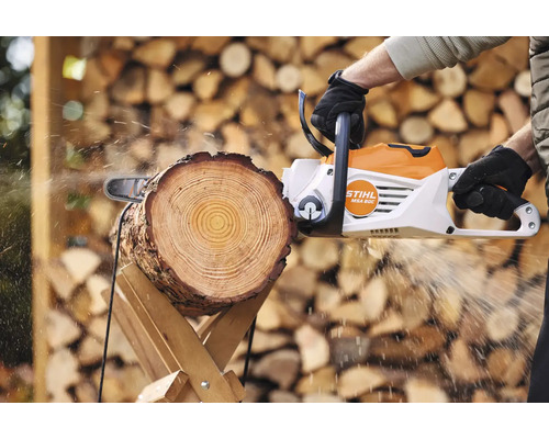 Eine Person sägt mit einer Stihl Akku-Motorsäge Holz.