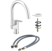 Küchenarmatur mit Installationsmaterial und flexiblen Schläuchen