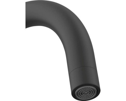 Detailaufnahme eines schwarzen Wasserhahn-Auslaufs