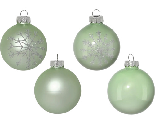 Mehrere grüne Weihnachtskugeln, einige mit Schneeflockenmuster