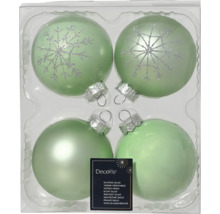 Vier hellgrüne Weihnachtskugeln aus Glas, zwei mit Schneeflockenmuster, in einer transparenten Verpackung