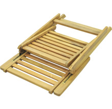 Zusammengeklappter Holzstuhl für den Außenbereich