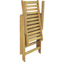 Zusammengeklappter Holzliegestuhl für den Außenbereich