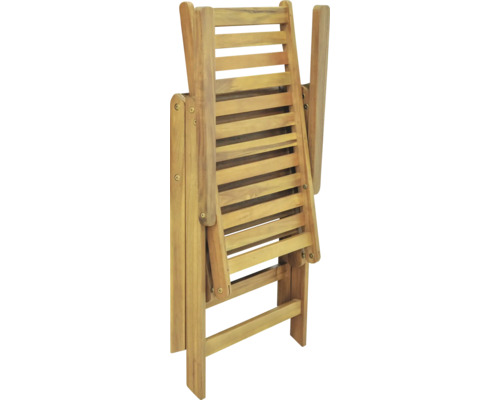 Zusammengeklappter Holzliegestuhl für den Außenbereich