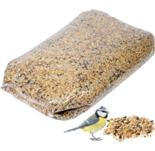 Vogelfutter in durchsichtiger Verpackung mit Blaumeise