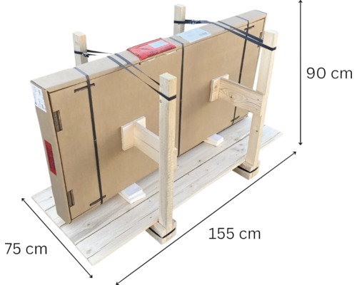 Verpacktes Produkt auf Holzpalette mit den Maßen 90 cm Höhe, 155 cm Länge und 75 cm Breite.