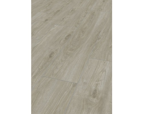 Nahaufnahme von verlegtem Laminatboden mit Holzmaserung