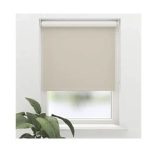 Fenster mit montiertem Rollo