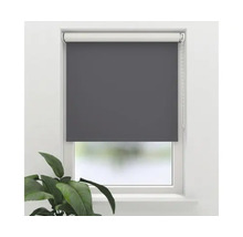 Graues Rollo am Fenster zur Lichtregulierung.