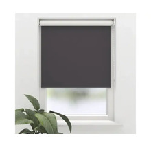 Blick auf ein Fenster mit einem grauen Rollo