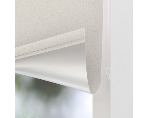 Rollo teilweise abgerollt vor einem Fenster