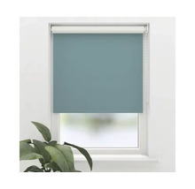 Blick auf ein Fenster mit heruntergelassenem Rollo