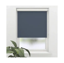 Blick auf ein Fenster mit einem blickdichten Rollo