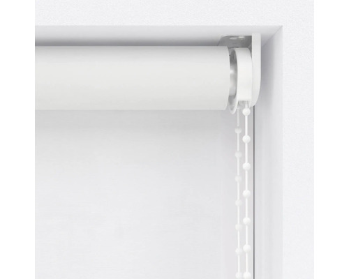 Detailansicht eines weißen Rollos mit Kettenzug zur Fensterdekoration
