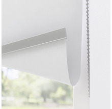 Rollo mit Kettenzug am Fenster