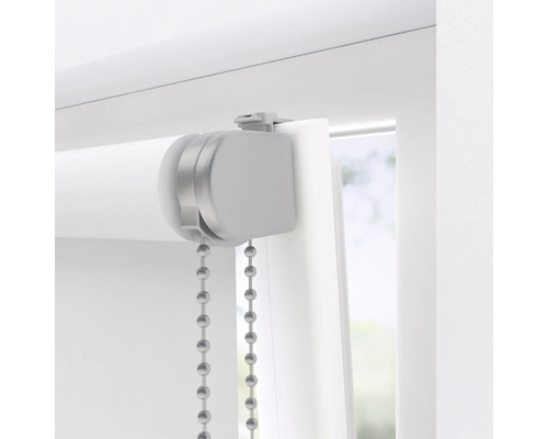 Detailaufnahme einer Rollos mit Kettenzug am Fenster