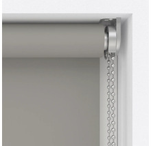 Detailansicht eines Rollos mit Kettenzugmechanismus zur Fensterdekoration