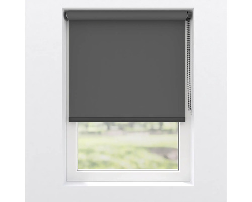 Graues Rollo am Fenster zur Lichtsteuerung und Privatsphäre