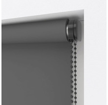 Graues Rollo mit Kettenzug zur Fensterdekoration