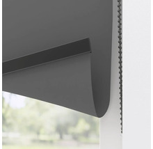 Graues Rollo am Fenster mit Kettenzugbedienung