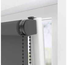 Detailaufnahme einer grauen Fensterrollo mit Bedienkette