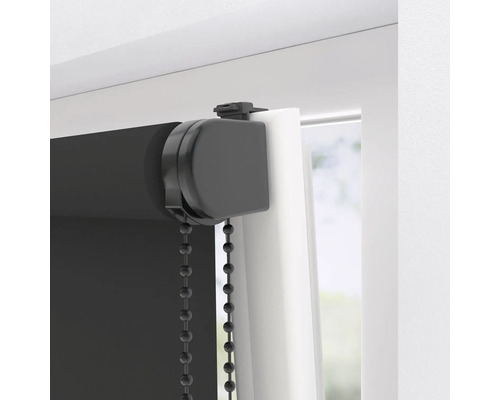 Schwarzes Rollo mit Kettenzug am Fenster