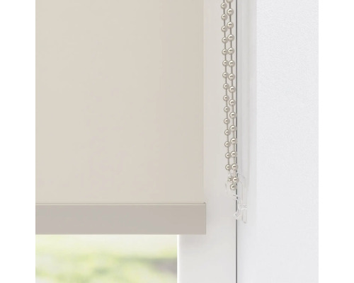 Detailaufnahme eines Rollos mit Kettenzug zur Fensterdekoration