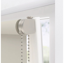 Rollos mit Kettenzug an einem Fensterrahmen