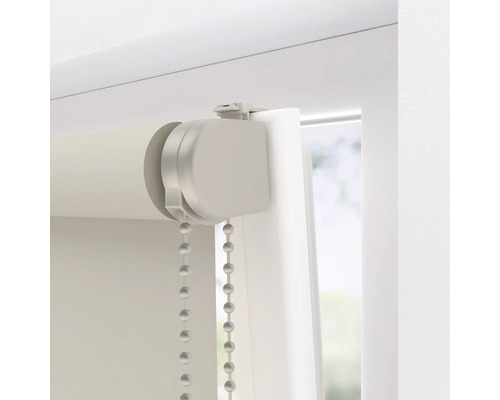 Rollos mit Kettenzug an einem Fensterrahmen