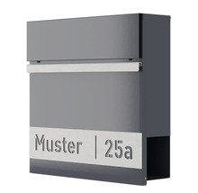 Grauer Briefkasten mit Musterbeschriftung