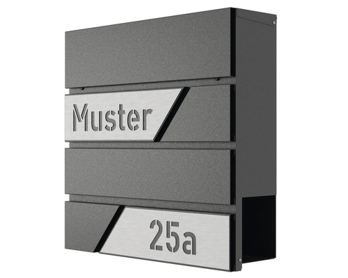 Briefkastenanlage mit Hausnummer und Namensschild